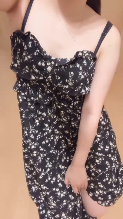 スリットから覗く生足…❤️