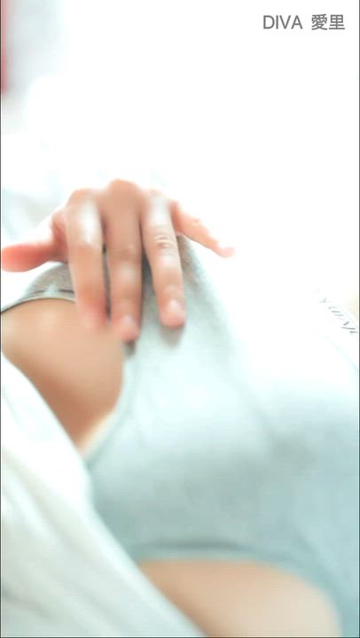 指が向かう先は……