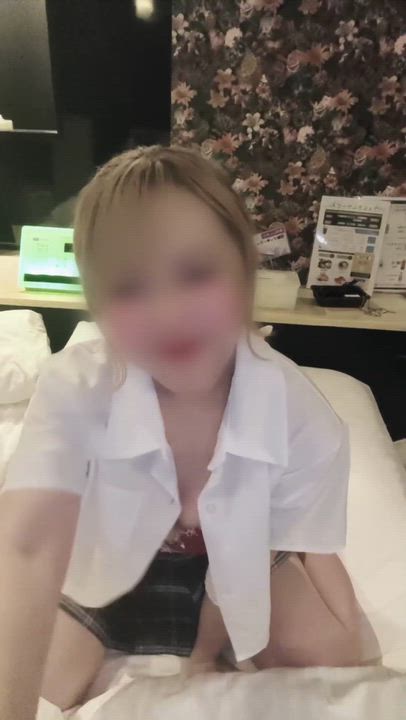 制服姿のめりい、今日はちょっぴり大胆に…🤭💕