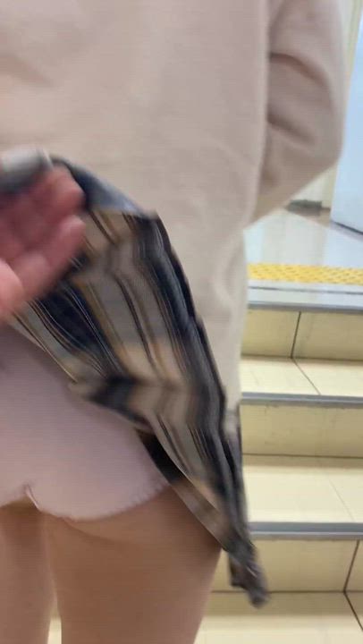【階段の下から】パンチラ映像