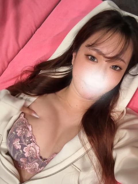 むにっ