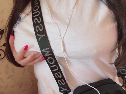 ラフなＴシャツを着てお出かけ